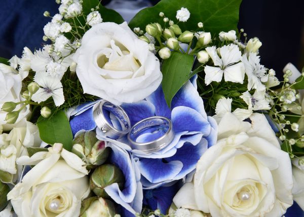 Detailfoto Hochzeitsringe und Bl�ten